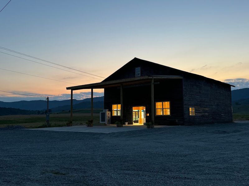 A Retrofitted Tobacco Barn That Sets The Tone