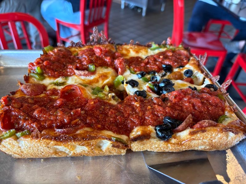 The Detroit-Style Pizza That Earned The Crowd
