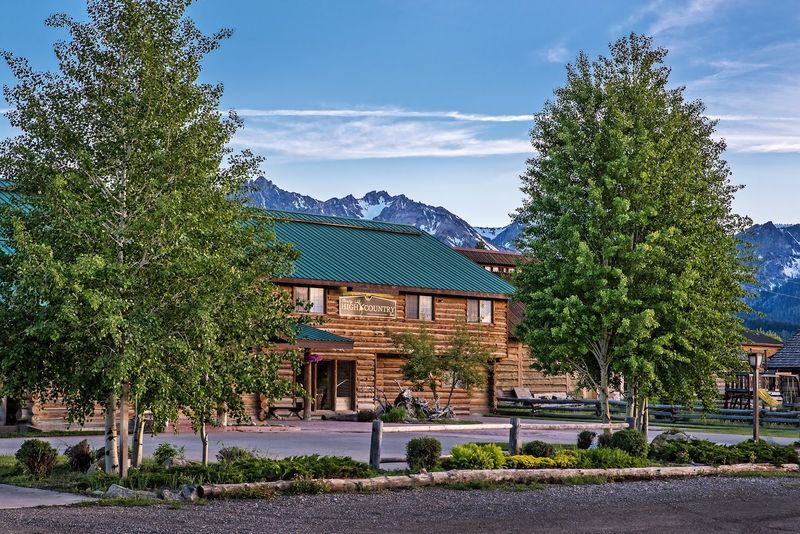Affordable Lodging Options Near Pristine Mountain Landscapes