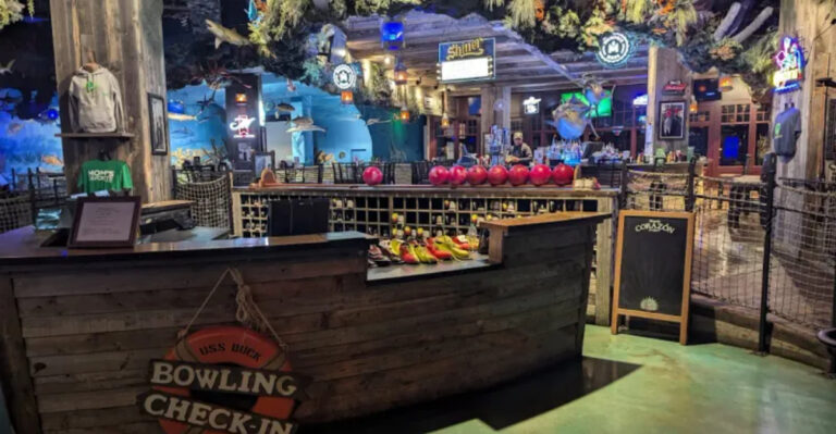 This Underwater-Themed Bowling Alley In Tennessee Makes You Feel Like You’re Playing Under The Sea
