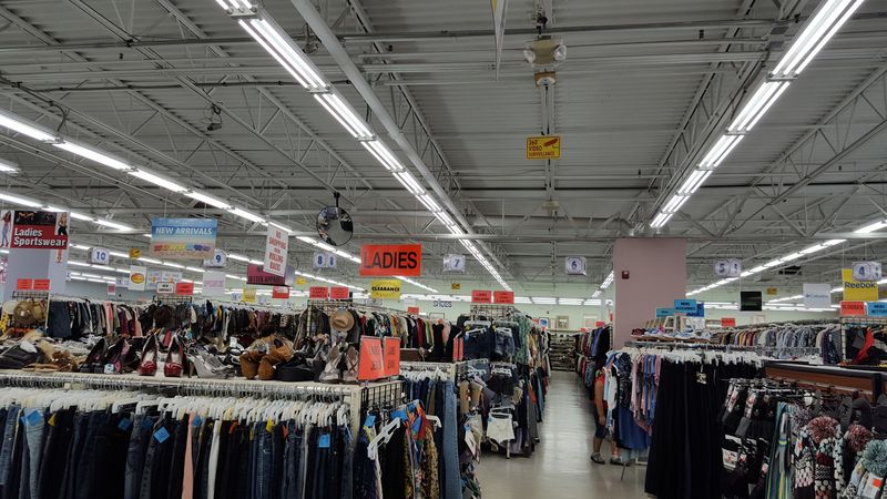 Village Discount Outlet, Akron