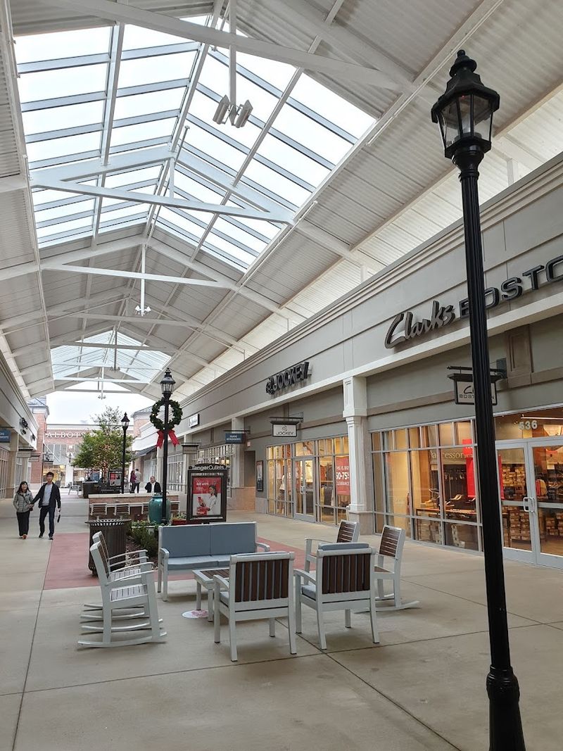 Outdoor Shopping With A Relaxed Atmosphere