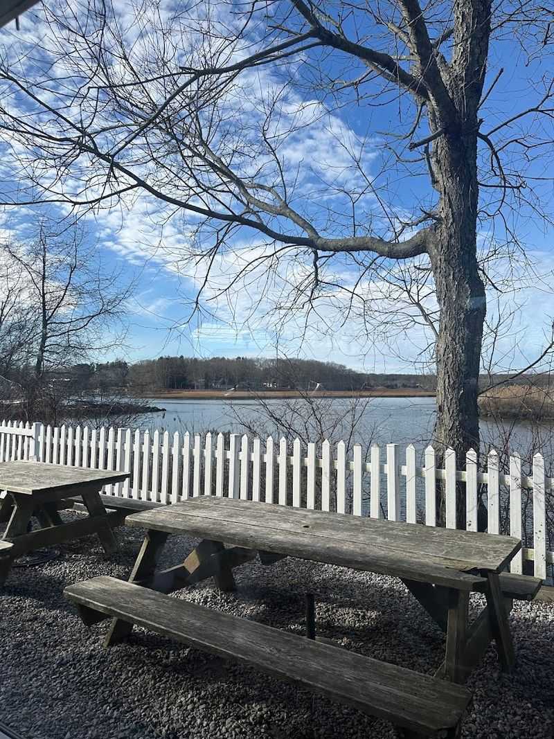 Tips For Enjoying A Relaxing Meal By The Water