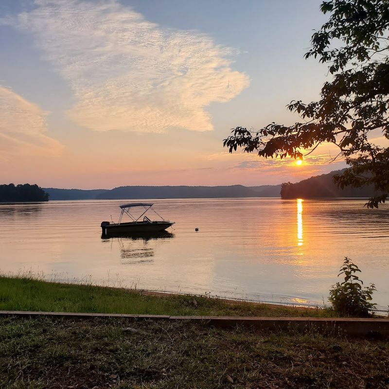 Cabins That Face The Lake