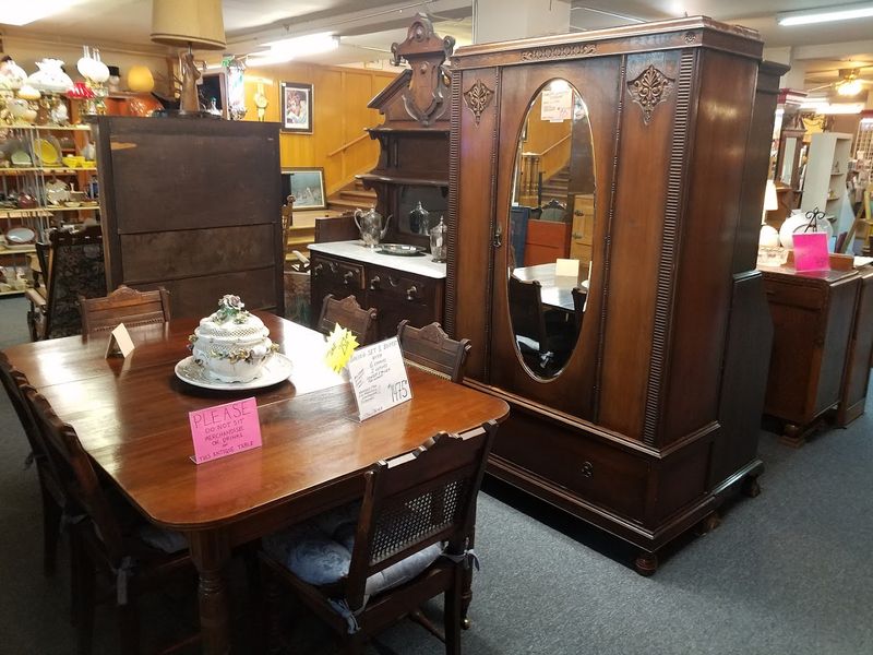 Vintage Furniture Adds Big Character To The Treasure Hunt