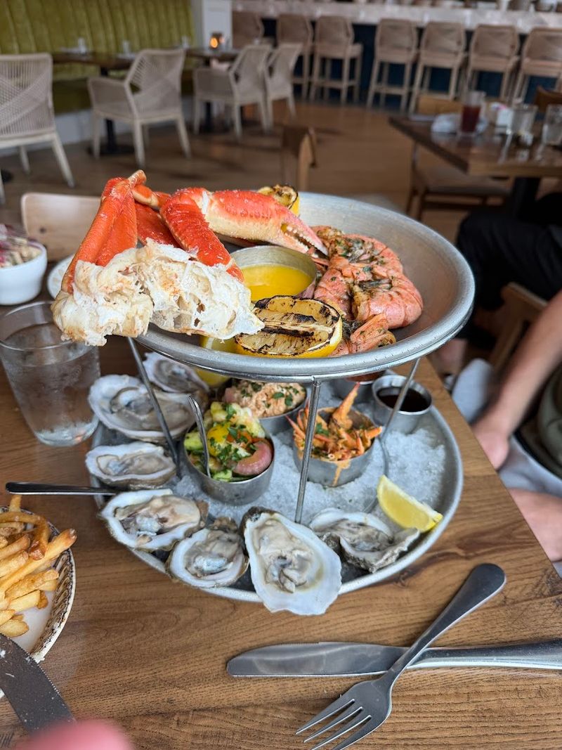 The Seafood Plateau Is A Full Commitment