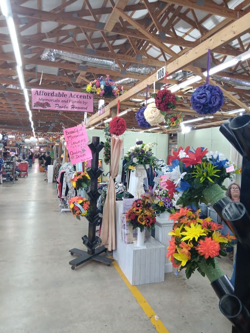 The Vendor Community That Keeps Regulars Coming Back