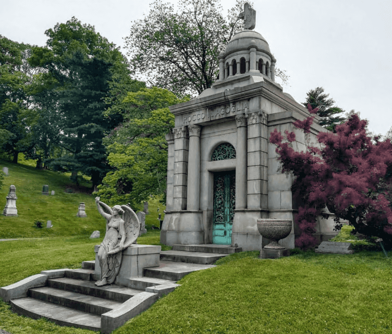 The Debutante Whose Tomb Became A Legend