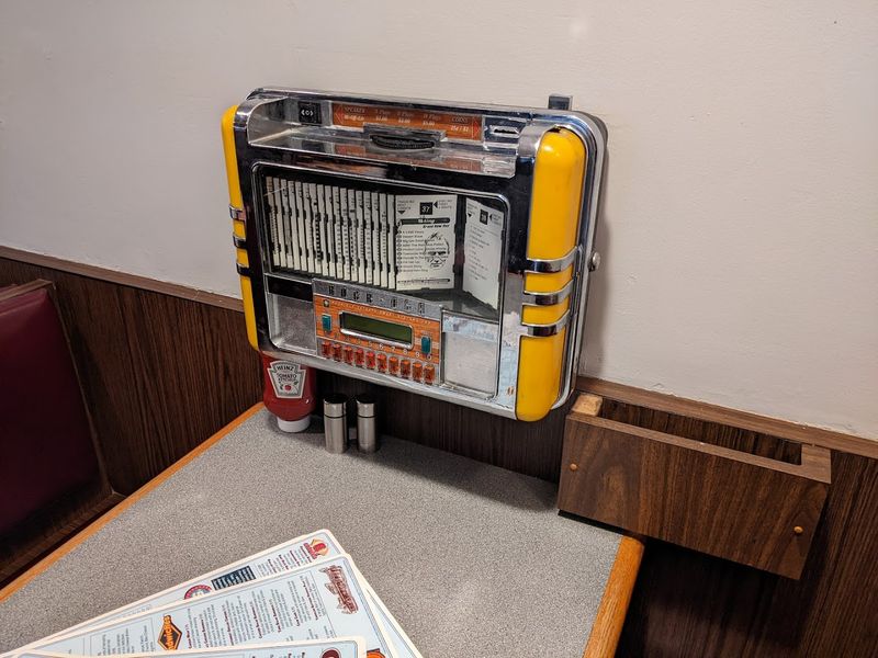 Mini Jukeboxes And That Unmistakable Diner Atmosphere