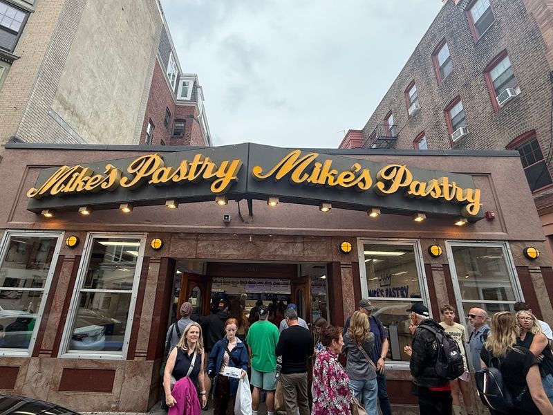 Mike's Pastry, 300 Hanover St