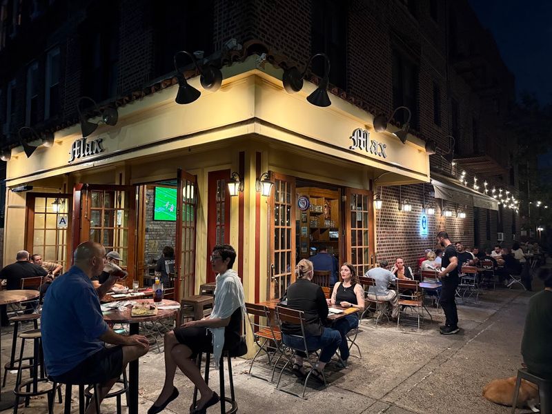 Max Bratwurst Und Bier, Astoria, Queens