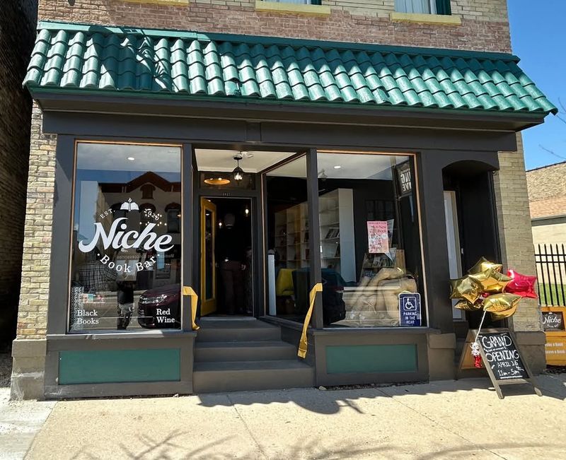 Niche Book Bar