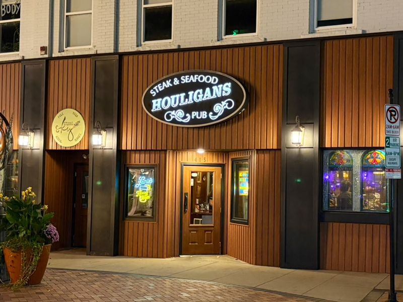 Houligans Steak & Seafood Pub