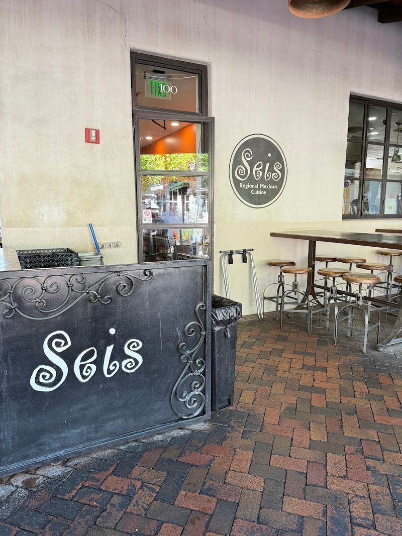 Seis Kitchen
