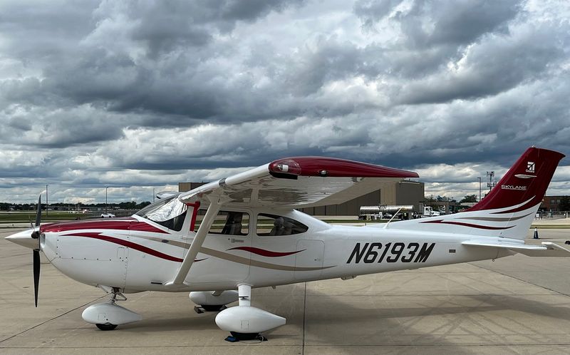 Display Planes Let Visitors Get Close Before Or After Eating