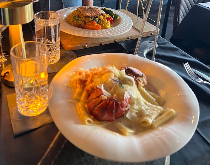Deluxe Fun Dining