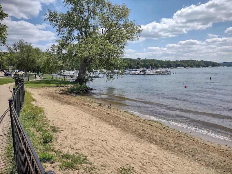 Slow No Wake Zones Shape How Boats Move Near Shore
