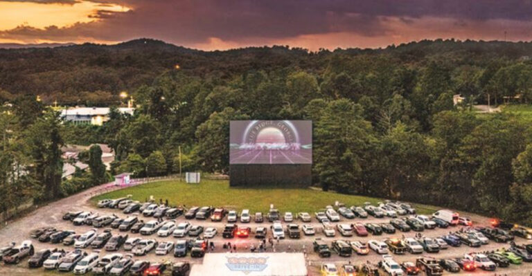 The Old-School Drive-In Theater In Georgia Still Showing Movies Under The Stars
