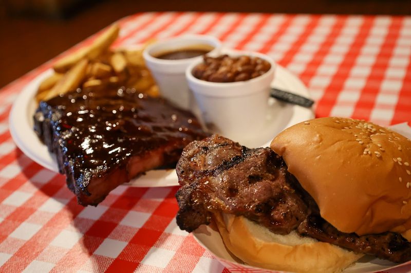 This Packers Avenue Spot Keeps BBQ Simple, Saucy, And Serious