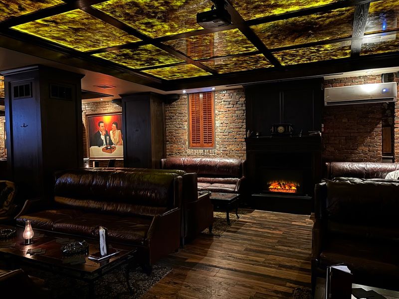 The 1920s Interior That Stops You Mid-Step
