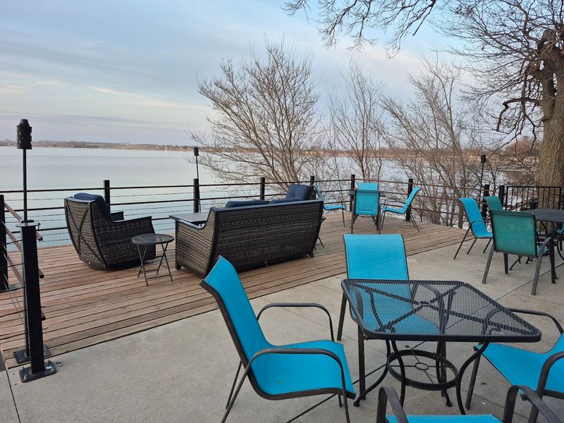 A Lakeside Setting That Makes Every Meal Better
