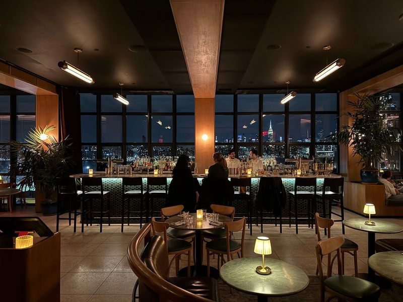 Bar Blondeau: Small Floor, Enormous Feeling