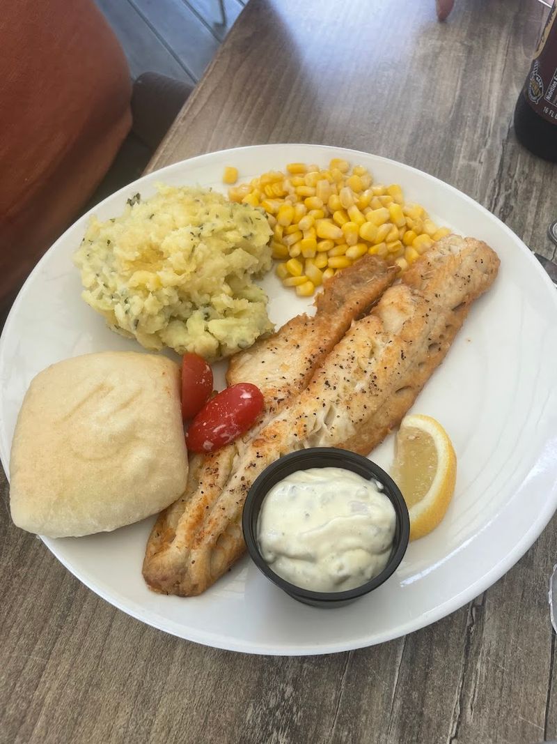 What To Order If You Want A Classic Lakefront Meal