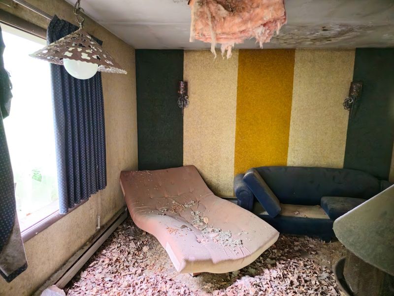 Heart Tubs And Mirrored Ceilings