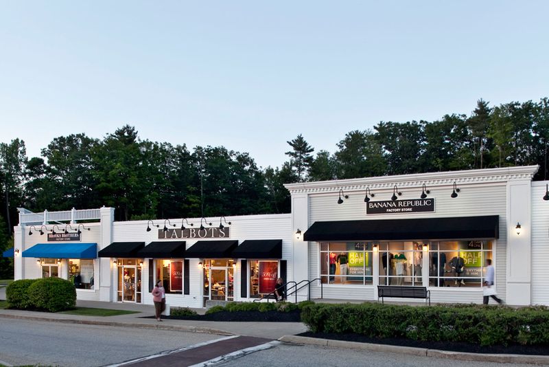 Lee Premium Outlets, Lee