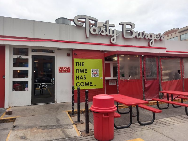 Tasty Burger, Boston
