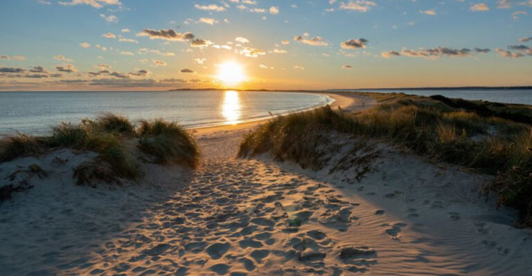 60 Miles Of Rhode Island Coastline Make Up A Road Trip Tourists Rarely Take