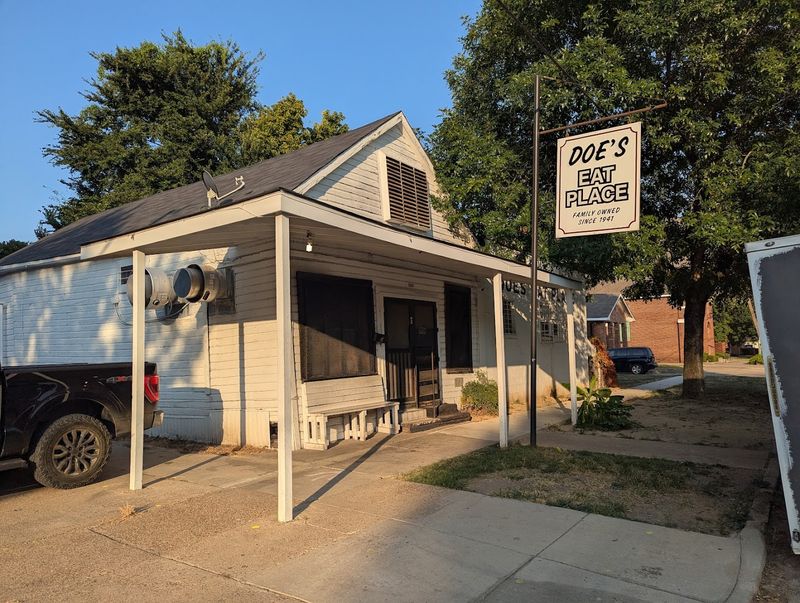 Doe's Eat Place At 502 Nelson Street