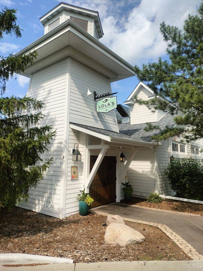Lola's Lakehouse - Waconia