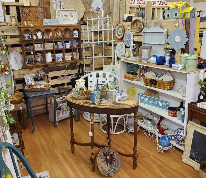 Old-School Home Décor Gives The Mall Its Nostalgic Pull