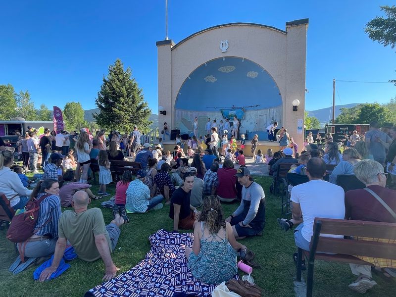 Live Music Sets The Mood