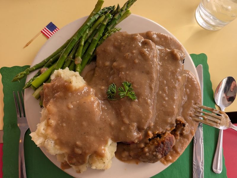 Blue Plate Dinners Bring Old-Fashioned Comfort To The Table