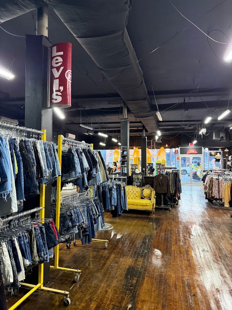 Vivant Vintage, Allston