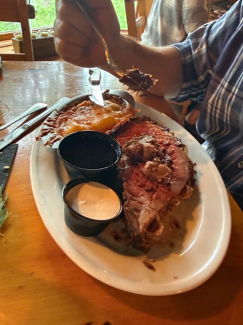 Prime Rib Nights That Regulars Plan Their Weeks Around