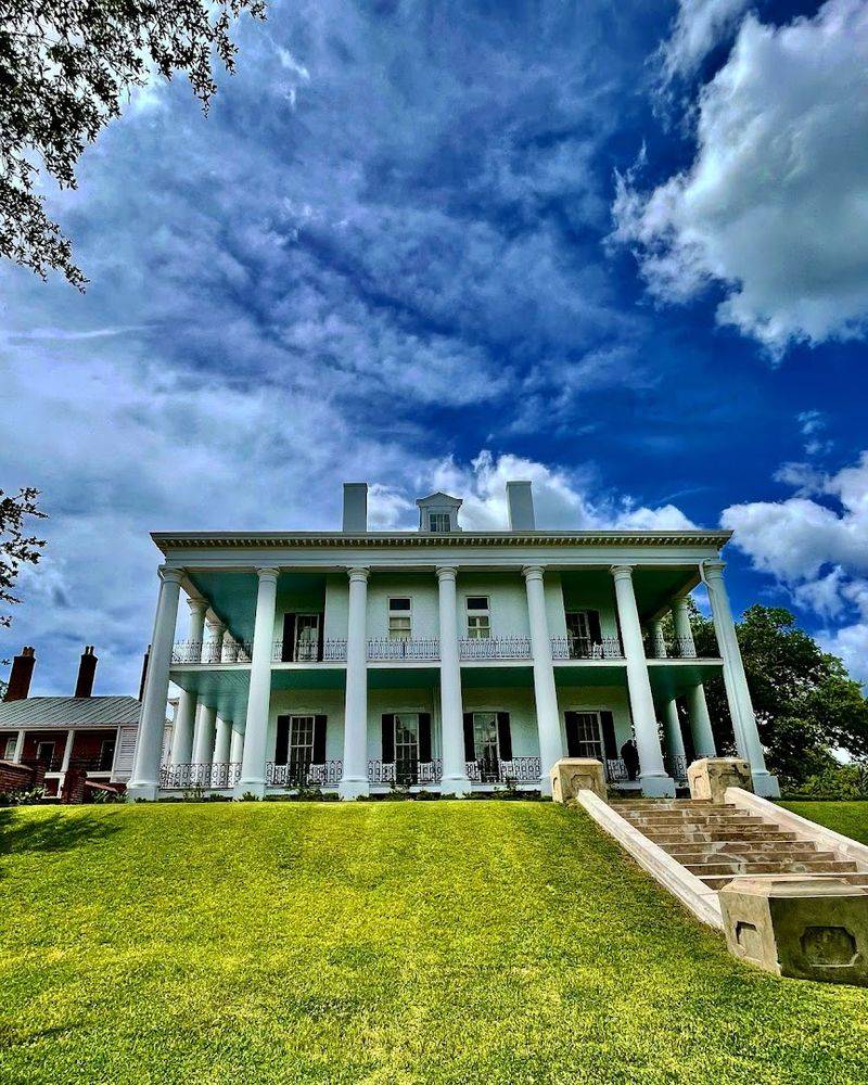 Natchez — Antebellum Grandeur Meets Breathtaking Bluffs