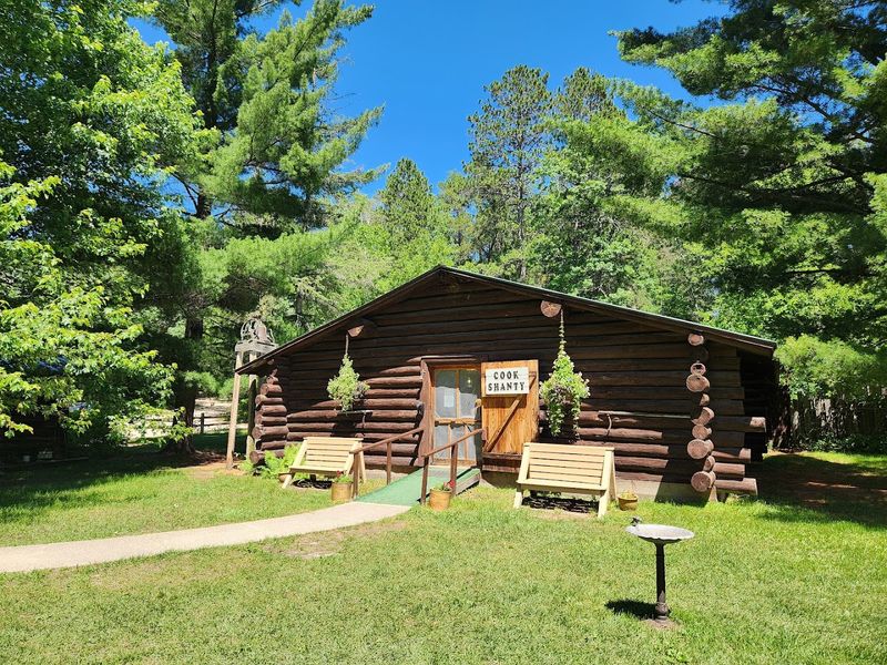 Unique Rustic Ambiance And Decor Elements