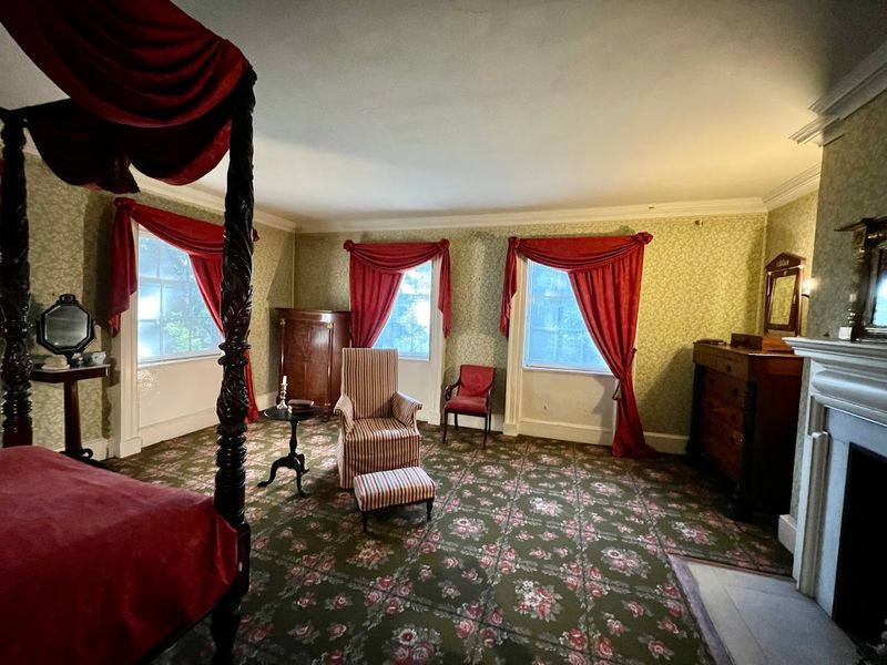 The Third Floor Maidservant Nobody Hired