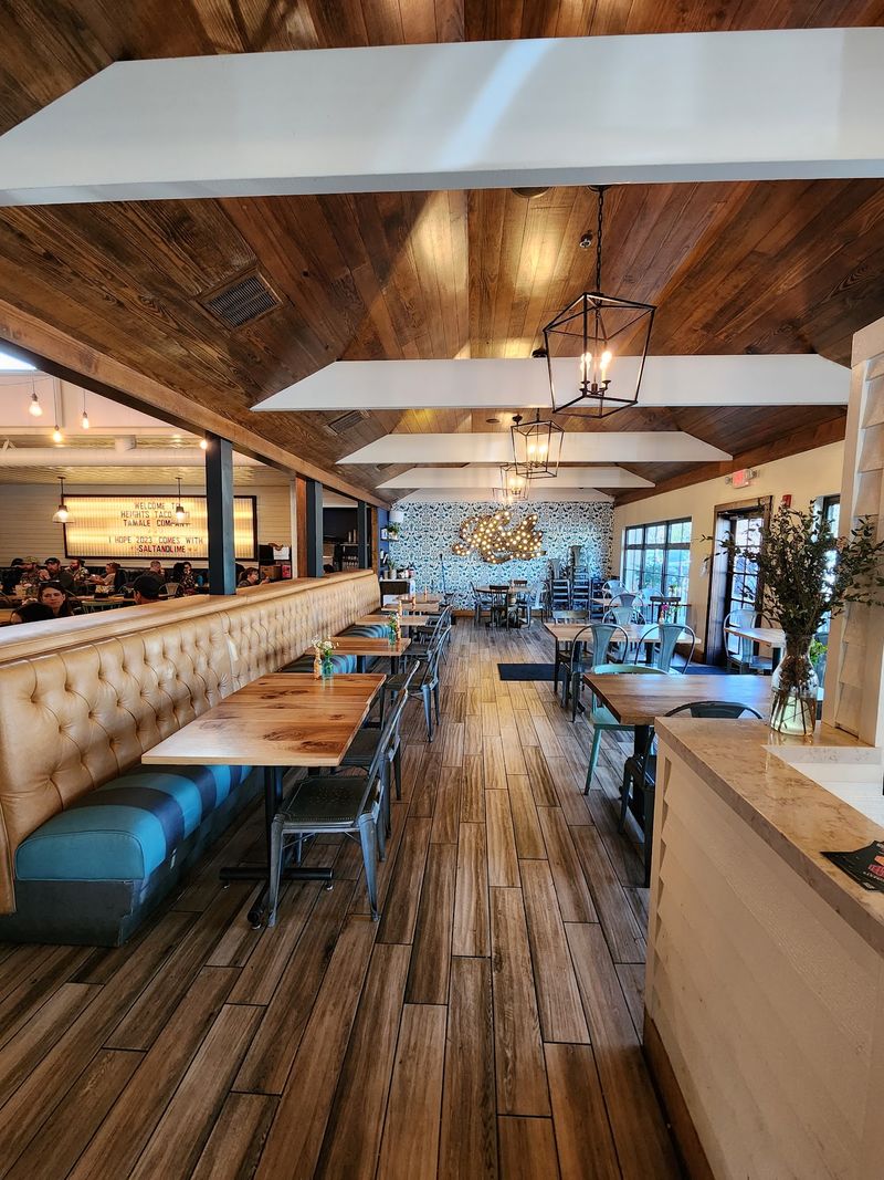 A Dining Room That Feels Lively Without Being Overwhelming