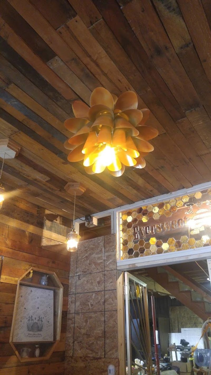 The 24-Hour Honey Lobby That Runs On Trust