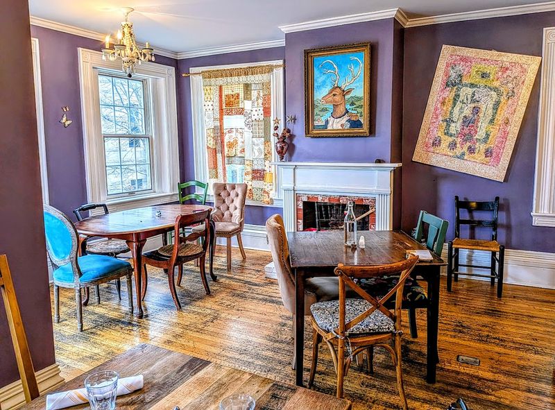 An Interior Echoing European Elegance