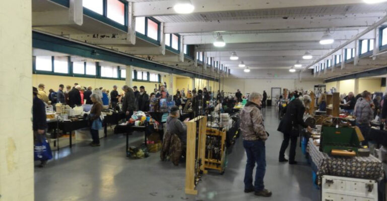 The Weekly Oregon Flea Market That Has Kept Sunday Treasure Hunting Alive For 50 Years