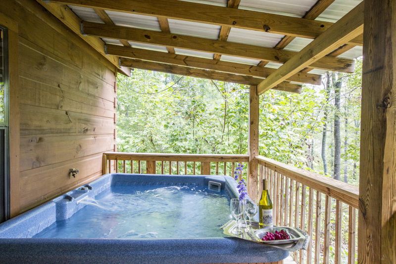 Private Hot Tubs Make Every Mountain Evening Feel More Romantic