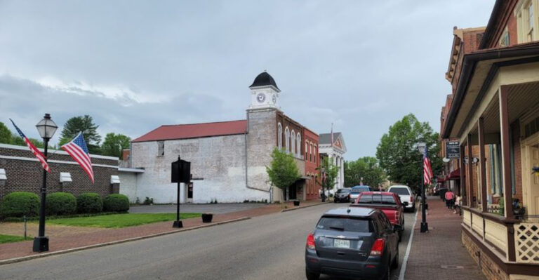 This Historic Tennessee Town Has A Main Street That Feels Almost Unchanged Since The 1970s