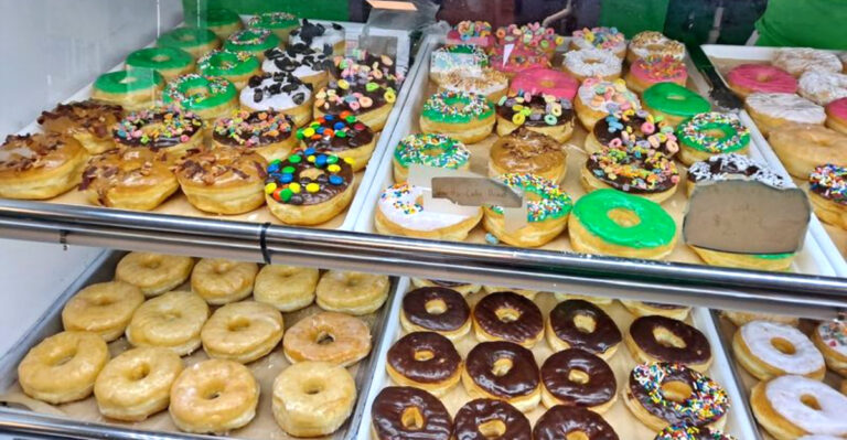This Small Georgia Bakery Has Glazed Donuts That Keep Road-Trippers Coming Back