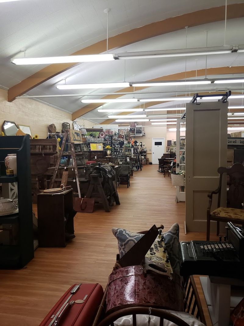 The Mall Spans 25,000 Square Feet Of Vintage Browsing