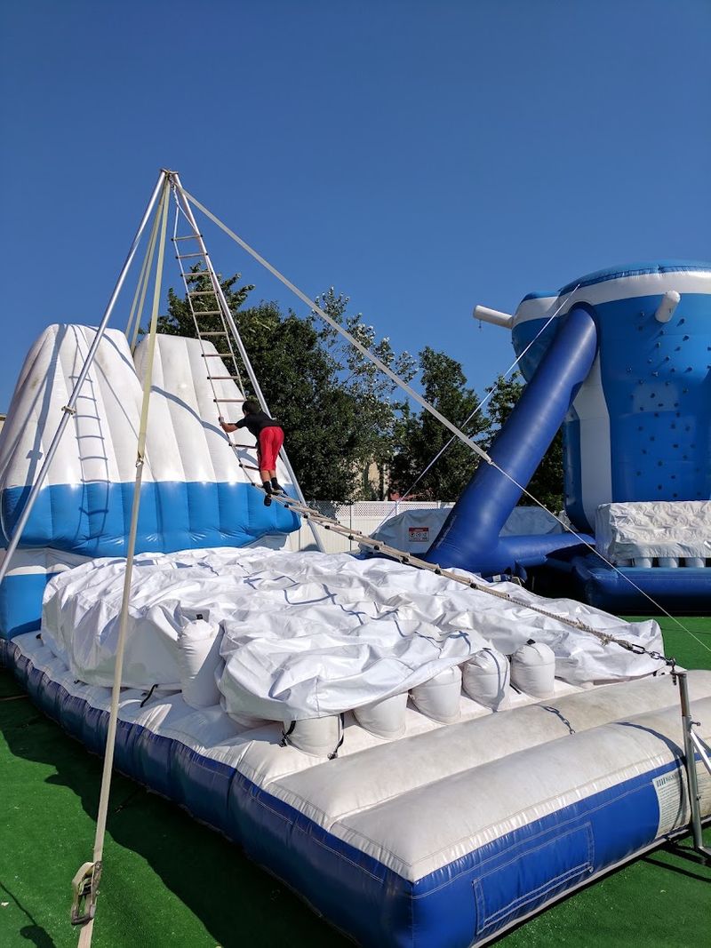 Defying Gravity In The Inflatable Domain